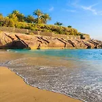 Amazing 2 Bedroom Location דירה