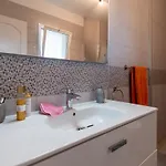 Amazing 2 Bedroom Location דירה *