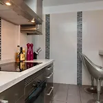 Amazing 2 Bedroom Location אדחה