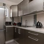 Amazing 2 Bedroom Location דירה *