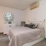 Amazing 2 Bedroom Location דירה אדחה