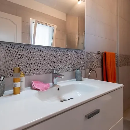 Amazing 2 Bedroom Location Διαμέρισμα *