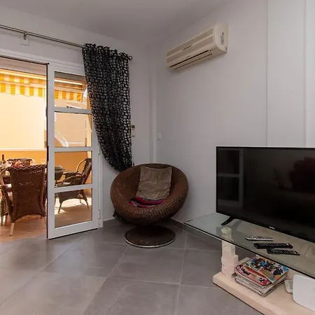 Amazing 2 Bedroom Location דירה
